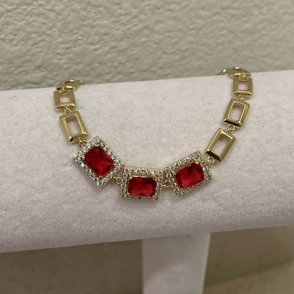 Elegant Gold and Pink Gemstone Bracelet - Picture 4 of 8
